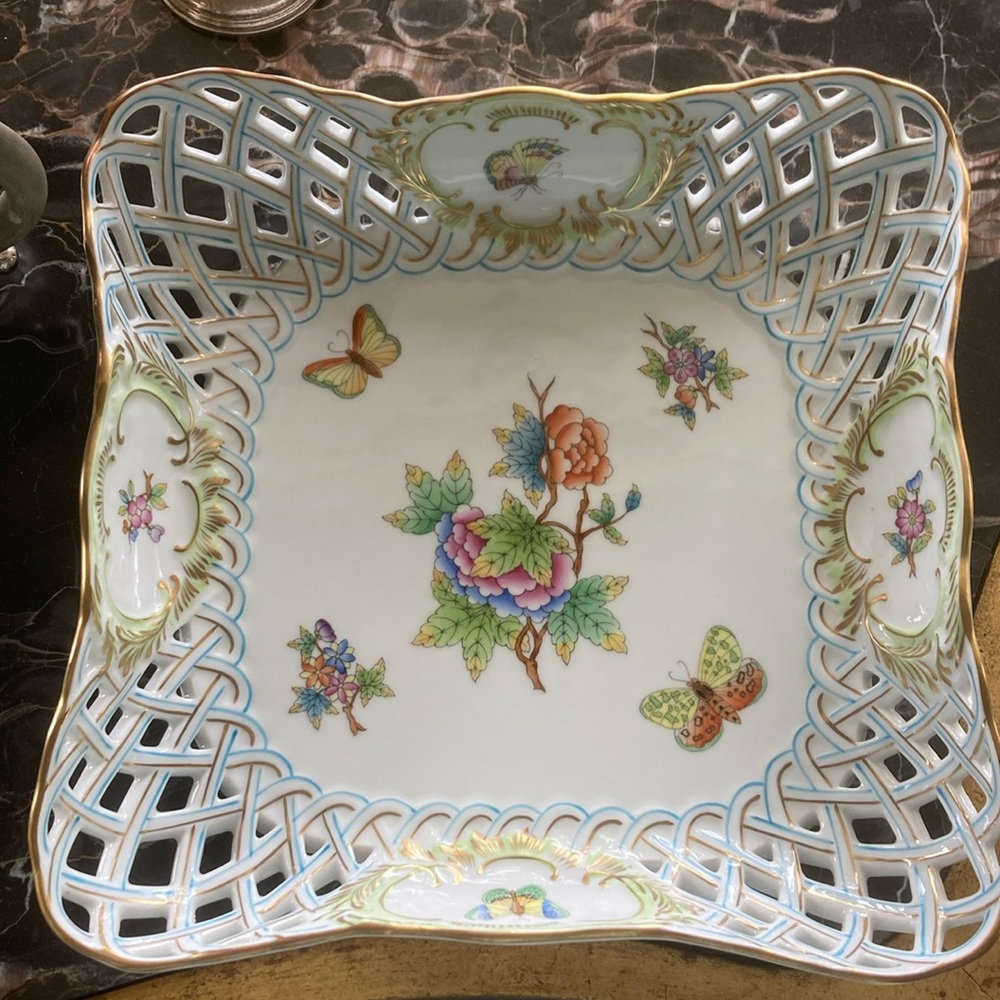 Herend Queen Victoria reticulated bowl - Picture 1 of 3